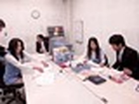 働くお母さん限定12P乱交！！アフター5時は無礼講！ 旦那の知らない所でレズってハメて潮吹きイキまくる大絶叫12P乱交！！　サンプル画像02